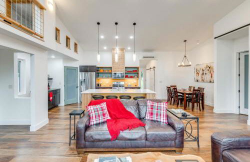 Water Views Whidbey Island Hideaway with Deck - Foto 7