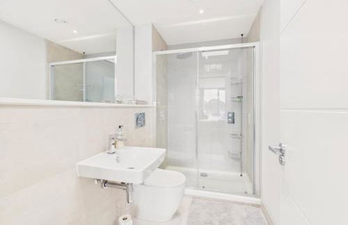 Skydeck at The Liner – Stylish 2-Bed / 2-Bath Top Floor with Panoramic Sea Views - Foto 32