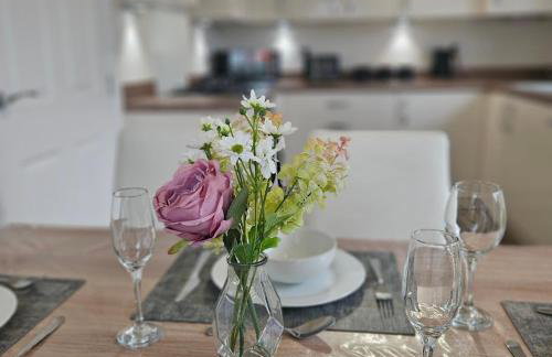 Modern Comfy 3 Bed Home - Free 2 space driveway - Free road parking - Free Netflix - Foto 31