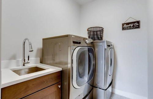 Zen Haus* Lavish Getaway w/ Gym, Sauna, Hot Tub - Foto 6