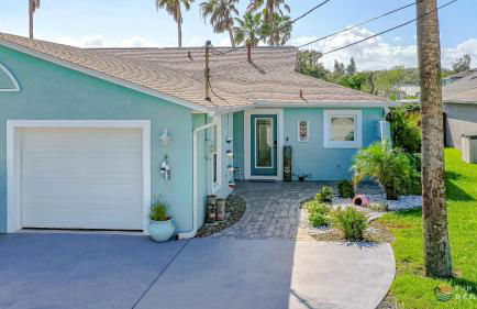 Dog Friendly Home wPrivate Fenced Yard, Garage & Fire Pit STEPS to the Beach! - Foto 28