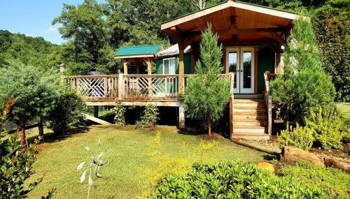 Unique Yurt Rental on Peony Farm with Riverfront View in Clyde, North Carolina - Foto 3