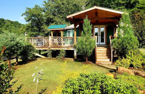 Unique Yurt Rental on Peony Farm with Riverfront View in Clyde, North Carolina - Foto 3