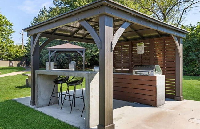 Inviting Weekend Getaway in Clayton With Pool - Foto 13