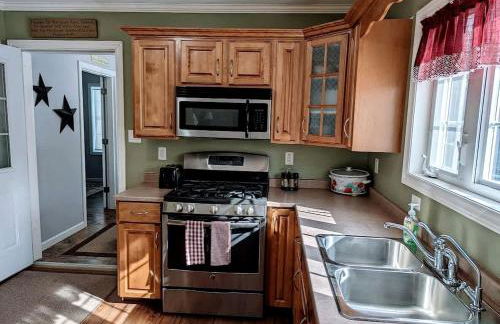 Spacious Ranch-Style Retreat with Private Deck, Nestled in Nature Near Acadia, Hancock Maine - Foto 22