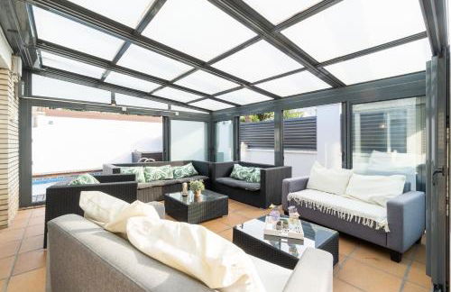 "Charm & Cozy 4BR - 3BA with Pool & Barbecue" - Photo 33