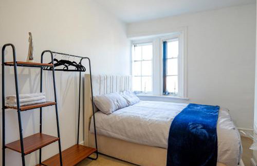 Zeenat Central Bury - Modern 2BR with Free Parking Sleeps 6 - Foto 6