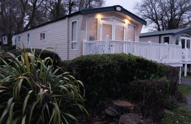 Family breaks at Rockley Park with Prosecco and a box of chocolates on arrival - Photo 20