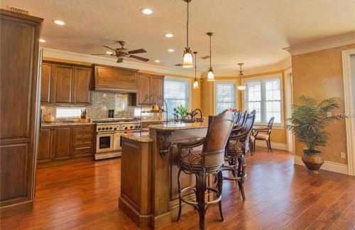 Large Mediterranean Oasis - Water Views & Pool - Photo 22