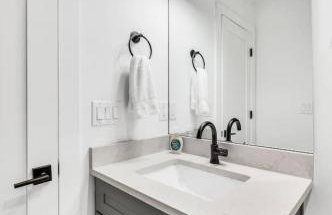 Luxury and Spacious Home with Private Garage and Fire Pit - Foto 36