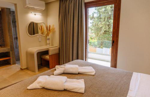 Trizonia Bay Hotel - Photo 4