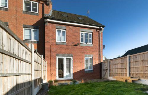 Comfortable 4 Bed Modern Townhouse with Parking - Foto 32