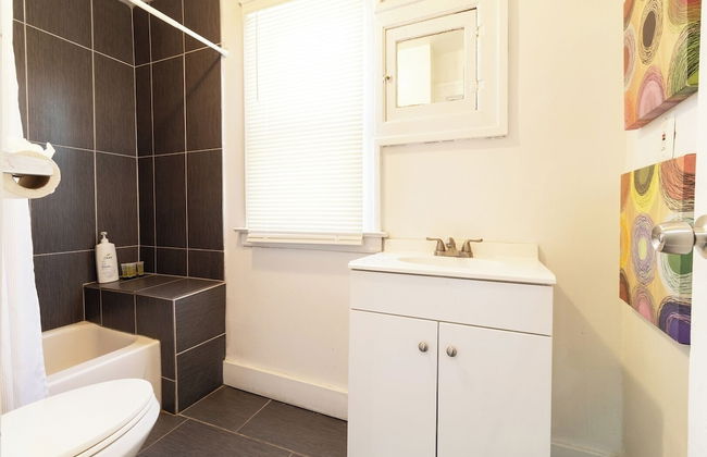 Spacious 4BR Family Home in Detroit Wifi & Parking - Foto 14