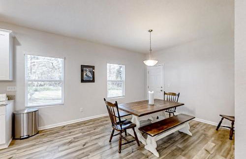 Newly-built 2-story home near the ocean with patio, washer/dryer, streaming - Photo 7