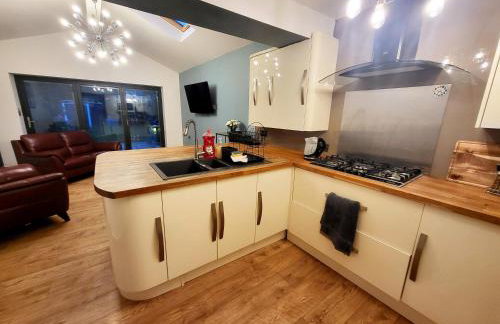 Modern 3-Bed Family Haven wFree Parking - Foto 6