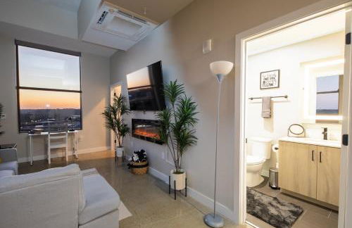 King Bed, Reds, Bengals, Free Parking, Downtown Cincy - Foto 7