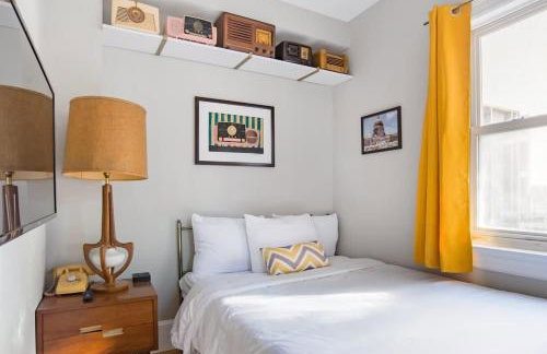 Mid-Century Marvel Steps from Restaurants Bars and Markets 3BR & 2BA - Foto 20