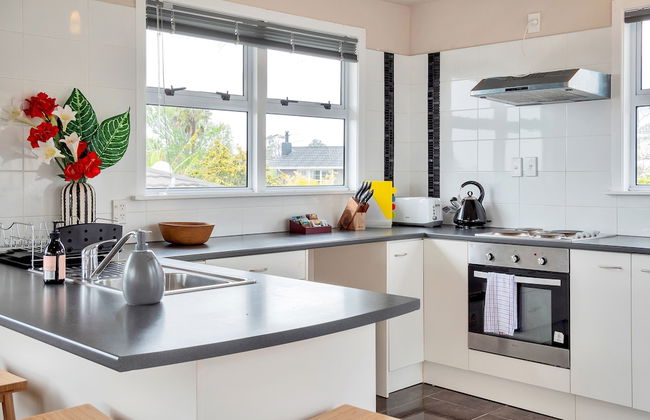 Sunny Three Bedroom Delight Upper Level - Foto 9