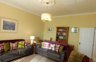 Stunning Village Centre Holiday Home - Photo 7