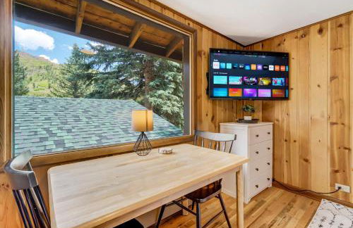 Pikes Peak Stone Cottage - Hot Tub & Game Room - Foto 6