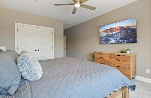 Accessible Lakeside Luxury at the 45mm w/ Private Dock, Sunset Views & More - Foto 32