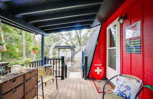 Oak Island Vacation Rental with Decks, Walk to Beach - Foto 25