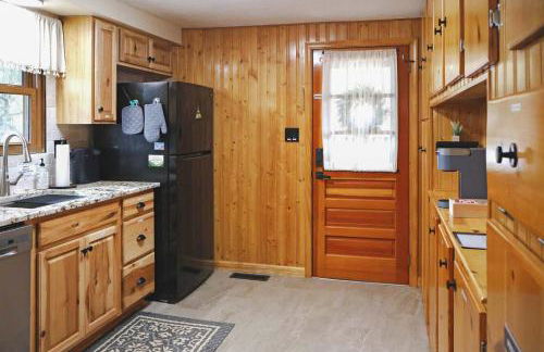 Mountain Cabin w Hot Tub Deck Grill & Fire Pit - Foto 18