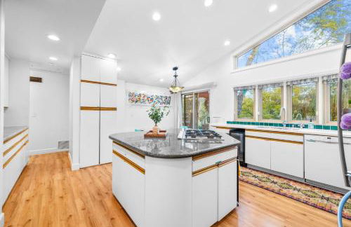 Nature-Inspired Stay with Pool, Fire Pits and More - Foto 54