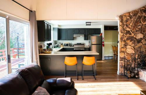 Sierra Cabin w NEW Hot Tub Walk to Town - Photo 39