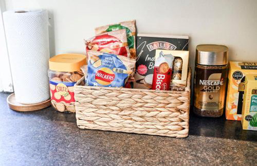 Modern 2BR Apartment for Contractors, Balcony & Fast Wi-Fi, W6 - Foto 61