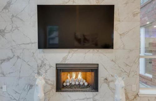 Captivating 6BR 3B Home with Pool & Fire Pit - Foto 10