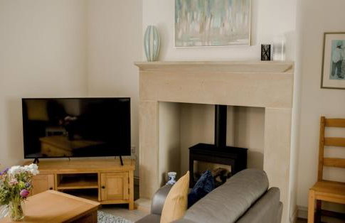 Sleeps 6 4 bedrooms 2 minute walk to the Square Hosted Happy Valley Cast - Photo 24