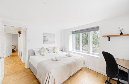 Central Apt-2Bed 2Bath-AC unit-By FabAccommodation - Foto 3