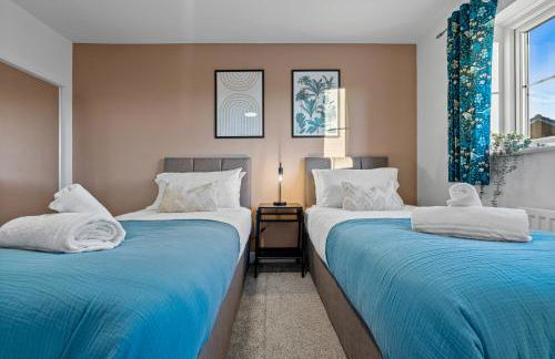 Stylish 4-Bedroom Townhouse with two large parking spaces and superfast Wi-Fi - Photo 4