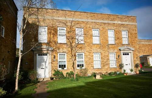 3 bedroom-house -3mins to beach- PetsOk - Photo 1