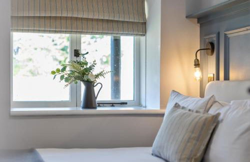 CORN FLOUR LODGE at PITKERRO MILL with HOT TUB 3 double bedrooms with TVs, 1 en-suite, 2 further bathrooms, fully equipped kitchen, large family dining area, FREE parking, WiFi, private garden, short, mid,longterm stays available with HONEYCOMB HOSTS - Photo 14