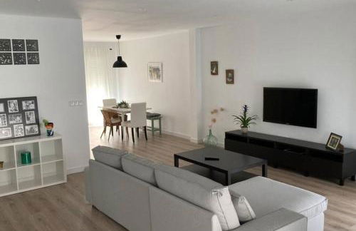 Piso nuevo, céntrico y tranquilo - Foto 1