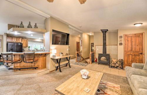 Rustic Escape with Deck, Hot Tub and Mountain Views - Foto 7