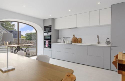 Cartws at Pentrecelyn - styilish barn conversion with large kitchen and outdoor space - Foto 7