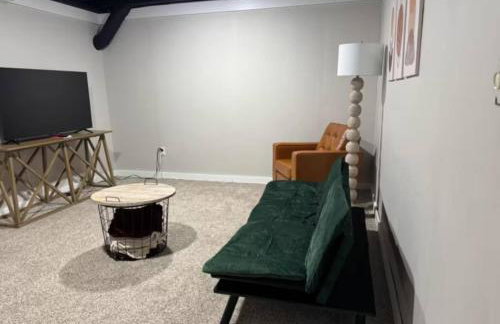 Boho Cleveland Bungalow - Sun-Drenched 2BR with Deck - Foto 6