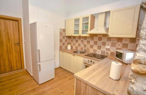 Heritage House Vrime - stone house with heated pool - Photo 35