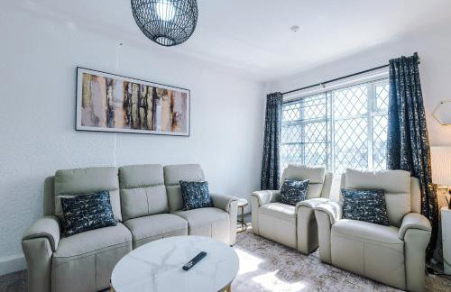 Luxury 3-Bedroom Apartment with 75-Inch TV, Fireplace & Terrace near Manchester Airport - Photo 36
