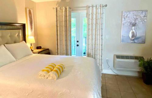 Condo in Waterfront Resort with Balcony Close to Beaches Free Bikes - Photo 10