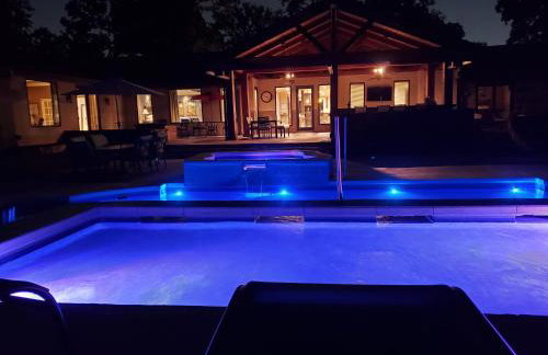 DFW Large Vacation Retreat with Private Pool and Hot Tub - Foto 1