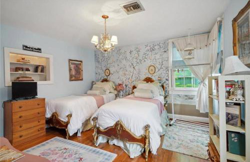 4BR 3 BA HUGE, Balcony, Cemetery, Streetcar sleeps 8! - Photo 20