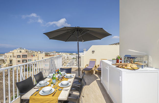 Summer Breeze Penthouse with large Terrace and Hot Tub by Getaways Malta - Foto 12