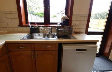 London Luxury 6 Bedroom Family House Sleeps 12 people Parking for 4 Cars Close to tube. - Foto 7