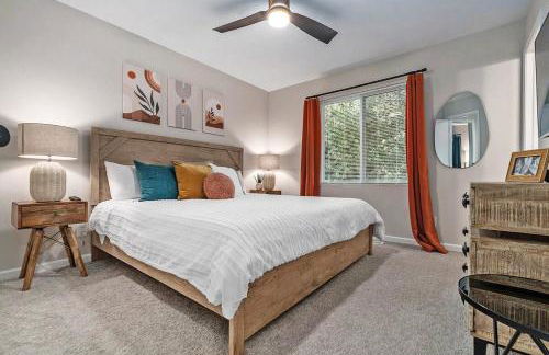 Elegant Escape-Fenced Yard BBQ & Cozy Fire Pit - Foto 1