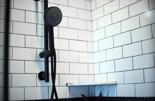 HostWise Stays - Prime Location in Lawrenceville, Exposed Brick 2BR Home - Foto 22