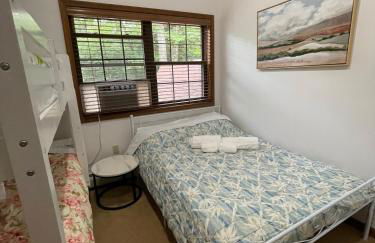 Pocono Hideout Family Home with Hot Tub Deck Sunroom Pool Big Bass Lake Larsen Lake Gouldsboro Clifton Township - Foto 8